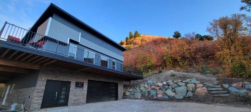 The Lookout, a private off-grid cabin 2 bed