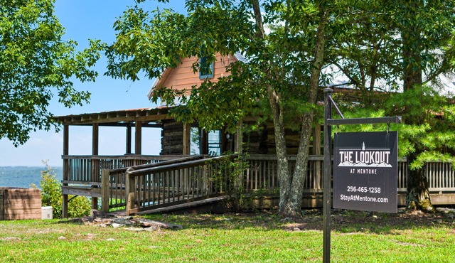 The Lookout at Mentone-log cabin with hot tub & amazing views!