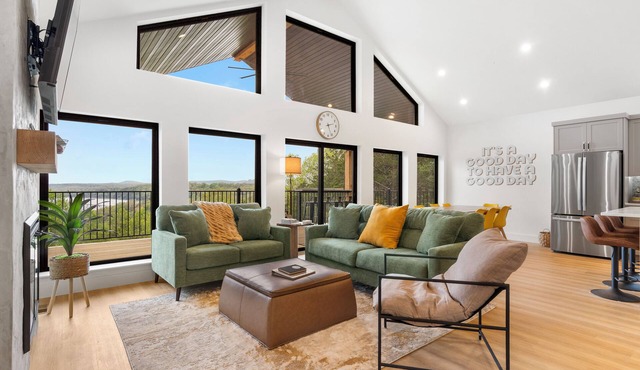 The Lookout at Table Rock Lake - Luxurious Stay - Hot Tub - Bring Your Boat!