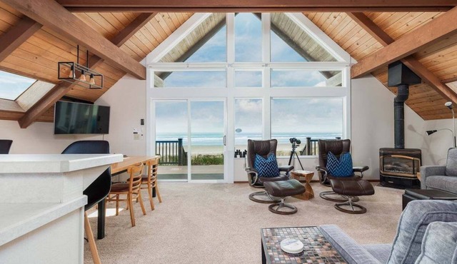 The Lookout - Beachfront, amazing views, spacious home