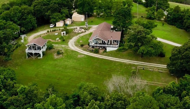 The Lookout House at The Bluebird - 4 bedroom, pet friendly, hot tub, views!