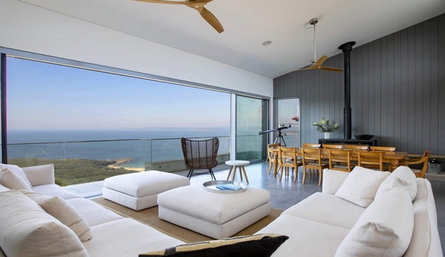 The Lookout @ Killcare - 4 bedroom architecturally designed house with amazing ocean and bush views