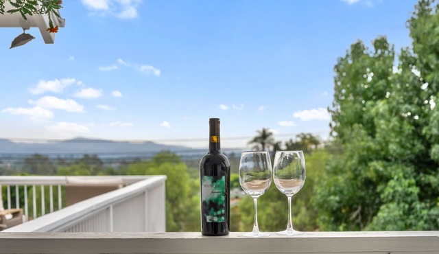 The Lookout King Bed! Min away from Wineries, Wedding, venues! Fresh eggs!