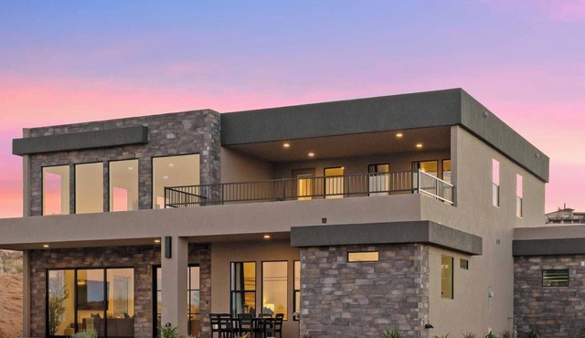 The Lookout- Luxe, Hot Tub, Firepit, 50-Mile Views