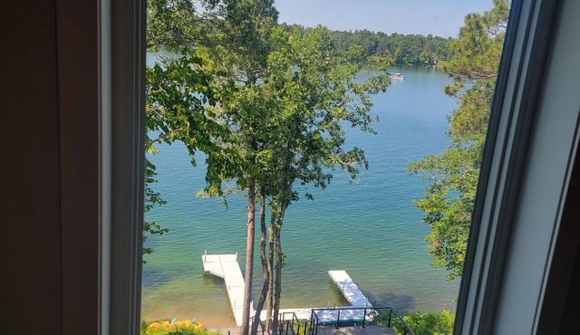 The Lookout on Lake Belle Taine ~ Luxury, Hot Tub, Sleeps 16, Lake & Trail Front