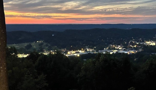 The Lookout on Lookout! Modern 2BR cabin with a hot tub! Overlooking downtown!