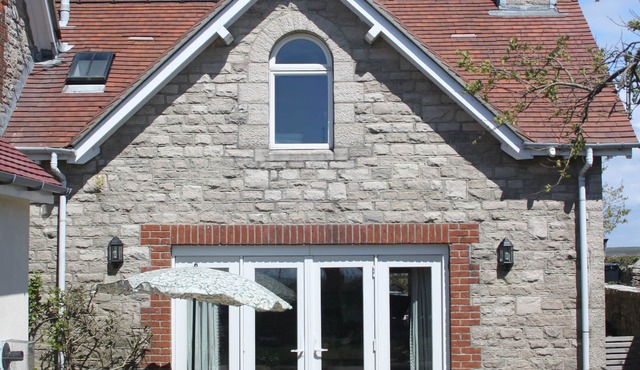 The Lookout - panoramic views; log fire; ONE-dog-friendly, NOT 2, local beaches.