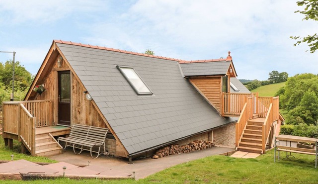 THE LOOKOUT, pet friendly, with pool in Llangrove