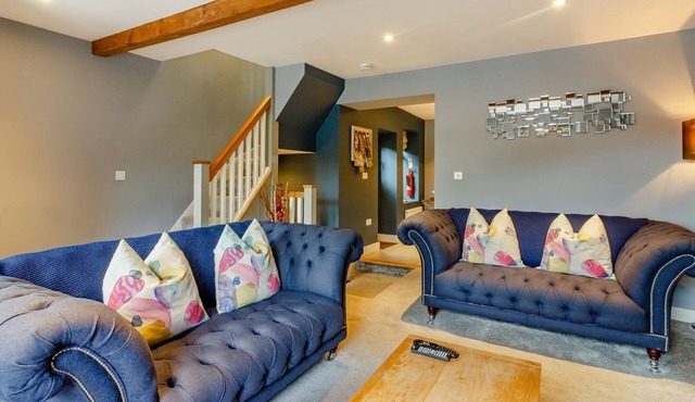 THE LOOKOUT, pet friendly, luxury holiday cottage in Holmfirth