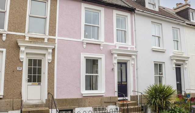 THE LOOKOUT, pet friendly, country holiday cottage in Penzance