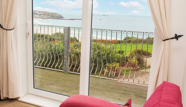 THE LOOKOUT, pet friendly, character holiday cottage in Sennen