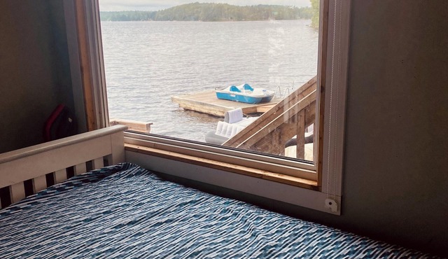 The Loon Song-Stunning 4-Season Waterfront Cottage With Private Dock & Tiki Bar