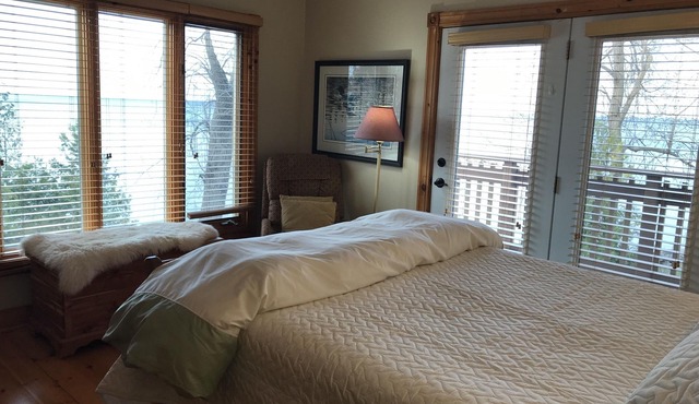 “The Loons” Waterfront Cottage with Private Beach on Georgian Bay! Pet friendly