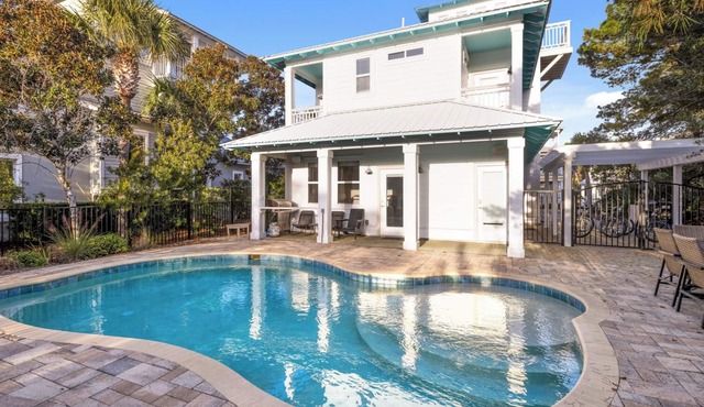 The Loopy Crab + Huge Private Pool, Patios & Bikes