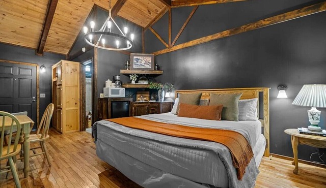 The Lost Compass - Suite #4 - Cozy Cabin Retreat