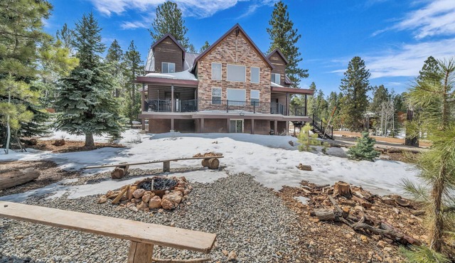 The Lost Creek Lodge - A Perfect Escape for Families, Reunions, and Friends.