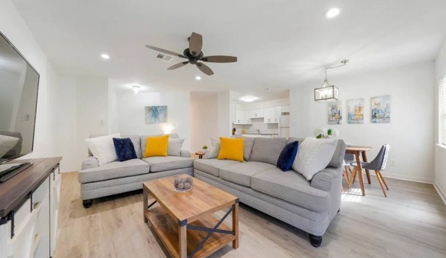 The Lost Lobster - 10 Min from the beach - Renovated - 2BR/2BA