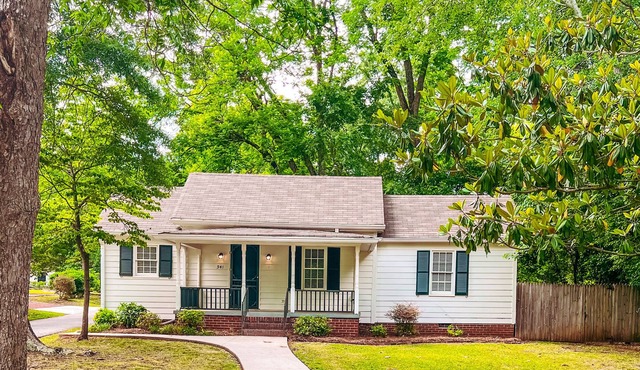 The Lotus Cottage 1 bed 1 bath, walking distance to shopping and dining