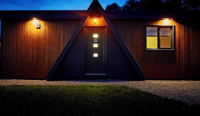 THE LOTUS, pet friendly, character holiday cottage in Burton Pidsea