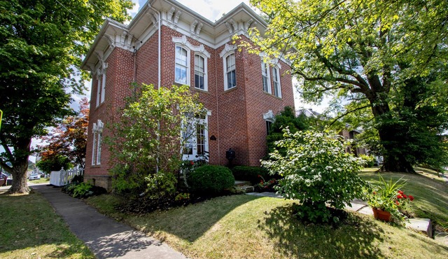 The Loudonville - Restored 1868 Italianate Victorian, Walk Downtown, Sleeps 10