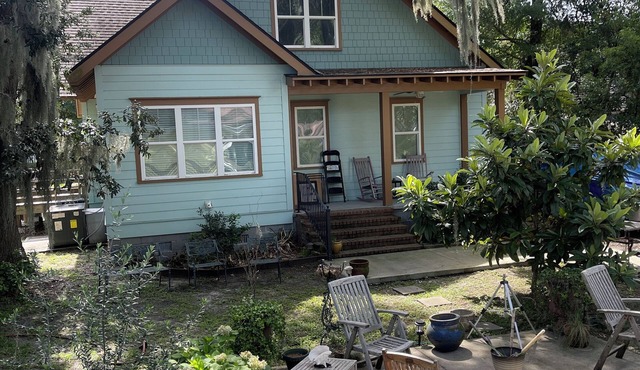 The Louis Street Cottage in charming Thunderbolt Georgia.