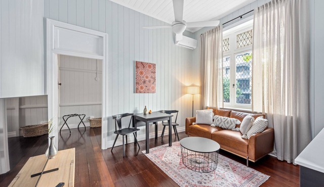 The Lounge! 2 Bed/1 Bath/1 Car ~ New Farm