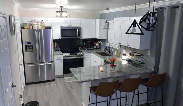 The Lounge, cozy home away from home 10 minutes from downtown.
