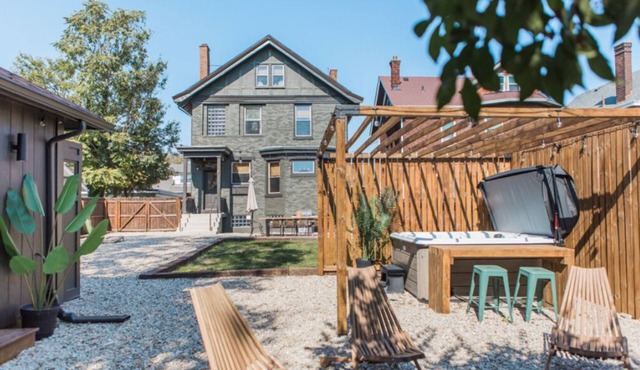 The Lounge- Heated Private Bar, Hot Tub, Fire Pit, Sleeps 14