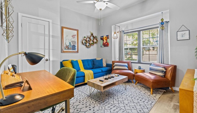 The Lounge - Perfect location walkable to KC Streetcar, Nelson & Plaza!