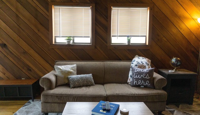 The Love Cottage in Harpers Ferry by the lake!