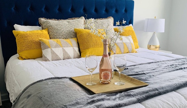 The Love Lounge ( King Bed & Free Disney +)