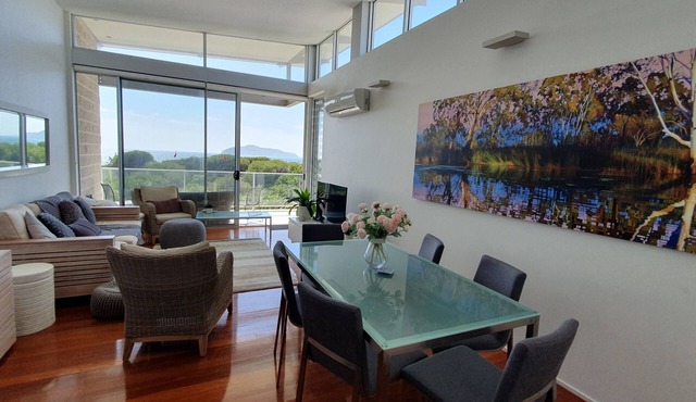 The Love Nest - luxury apartment with stunning views - stroll to beach