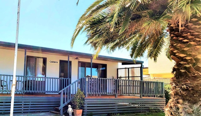 The "Love Shack" A Quiet Pet Friendly Home