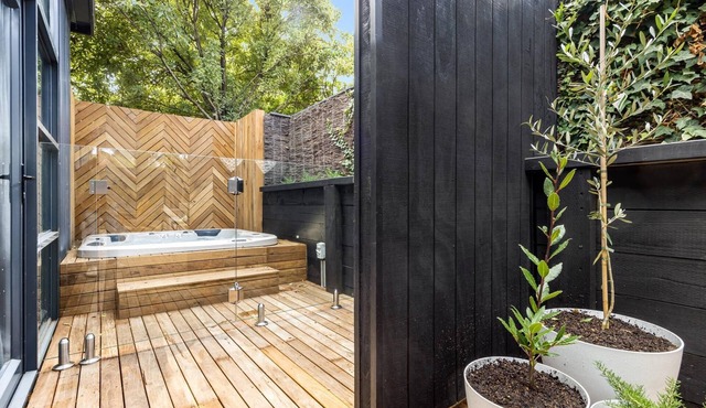 The Love Shack, Blairgowrie - Romantic, private bungalow, walk to Blairgowrie village and beach