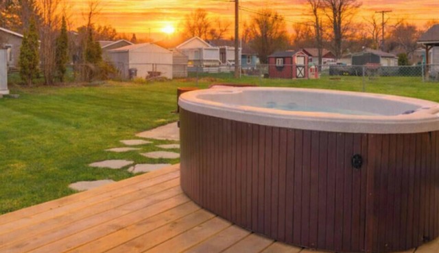 The Love Shack! Hot Tub, Great Couples Get Away!