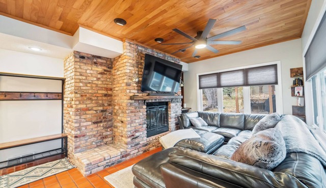 The Love Shack | Spacious Family Getaway 5BR/3BA 10 Mins to Downtown