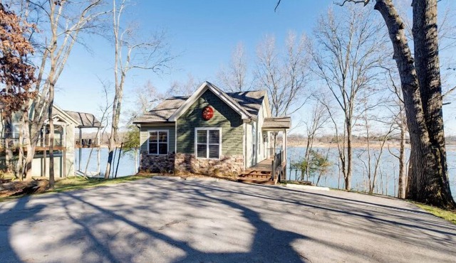 The Love Shack - Waterside Cottage #1 with a DOCK on Tims Ford Lake at Twin Creeks Marina & Resort