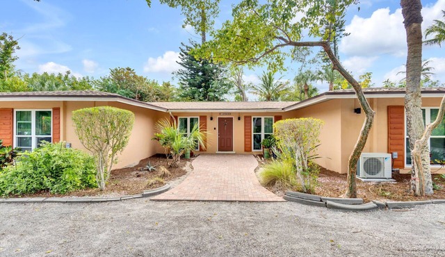 The Lovebird-sleeps 3! Great value on Sanibel-walk to dining, shops and Historic East End Lighthouse