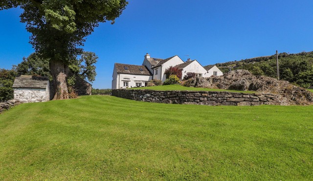 THE LOW HOUSE, pet friendly, character holiday cottage in Kendal
