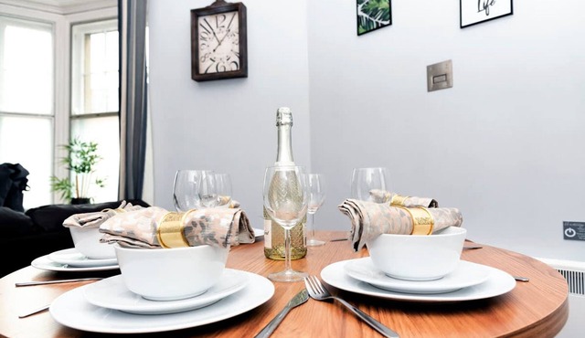 The Lower Gathering - Wrexham Town Centre - Sleeps Up To 10