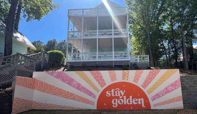 THE LUCKY DUCK~ Amenity packed lake retreat w/private pool, gazebo, & cabana!