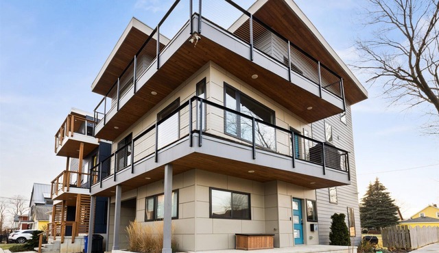The Lucky Duck-Large Modern Villa in Cle