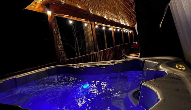 The LucKY Lodge: Hot Tub! New Build, 11 Miles to Natural Bridge