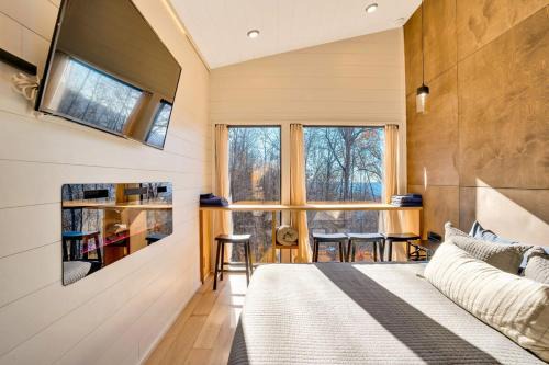 The Lumber Jack Pine Treehouse at Treetop Escapes