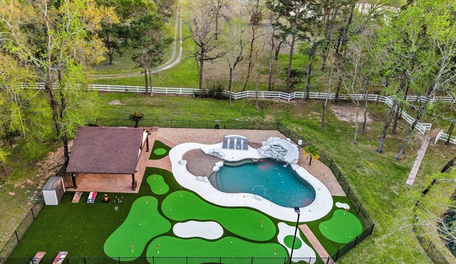 The LUX at West Ln Event & Stay- Pool, Golf, Pickleball, Fire Pit, Gazebo & more