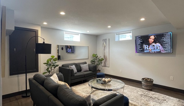 The Lux Den Speaks for itself. Cozy, bright self-contained basement suite