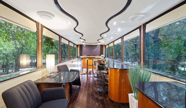 The Lux Lounge near COTA: Hot Tub, BBQ & Events!