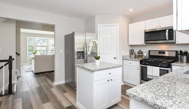 The Lux Middle River Retreat King Bed/WiFi/Billiards/SmartTVs/Chef Kitchen/Deck