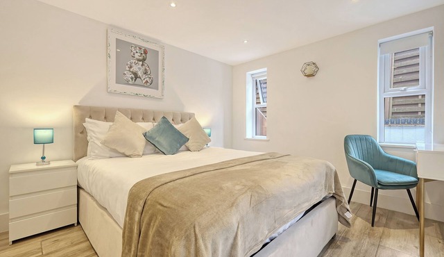 The Luxe Hideaway - Stunning 2 bedroom apartment in Wanstead, East London