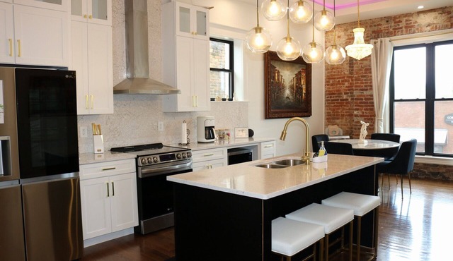 The Luxe High Roller! 2 bed apt in Metropolis near Harrah's Casino! Pet friendly